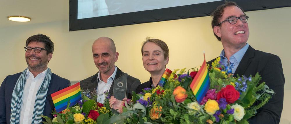 Justizsenator Dirk Behrendt (links) überreichte den Kolumnisten Björn Seeling, Anja Kühne und Tilmann Warnecke den Respektpreis vom „Bündnis gegen Homophobie“. Preisträgerin Nadine Lange konnte nicht anwesend sein.
