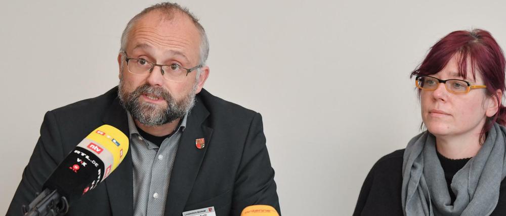 Der Landrat des brandenburgischen Landkreises Barnim, Daniel Kurth (SPD), bei einer Pressekonferenz mit Sozialdezernentin Yvonne Dankert.