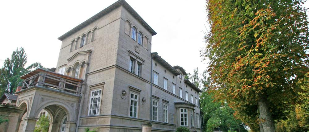Auch nicht schlecht. Neben Schloss Cecilienhof haben die Hohenzollern auch Villa Liegnitz am Park Sanssouci als Domizil im Auge.
