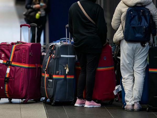 Mit rund drei Millionen Fluggästen rechnen die BEr-Betreiber für die Sommerferien, auch die Bahn erwartet eine höhere Auslastung zum Ferienstart.