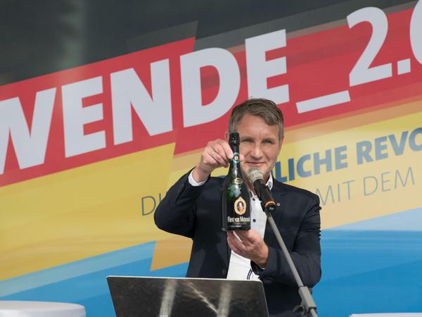 Björn Höcke (AfD), hatte in Cottbus eine Flasche Sekt als symbolisches Geschenk für Brandenburgs Innenminister Schröter (SPD) mitgebracht. 