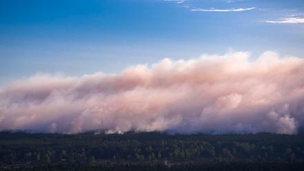 Rauch steigt bei einem großflächigen Waldbrand in der Nähe der evakuierten Ortschaft Alt Jabel aus dem Wald auf.