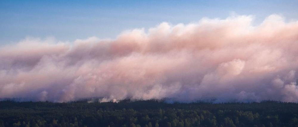 Rauch steigt bei einem großflächigen Waldbrand in der Nähe der evakuierten Ortschaft Alt Jabel aus dem Wald auf.