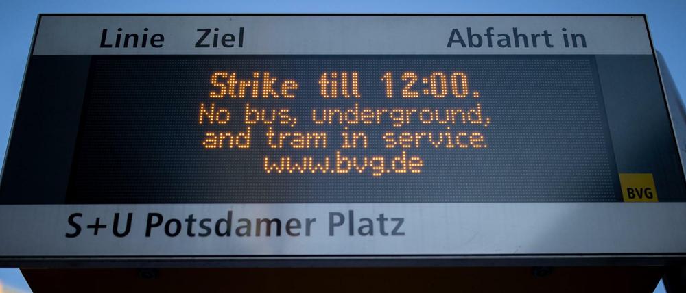 Eine Anzeigetafel am Potsdamer Platz weist auf den Warnstreik bei der BVG hin.