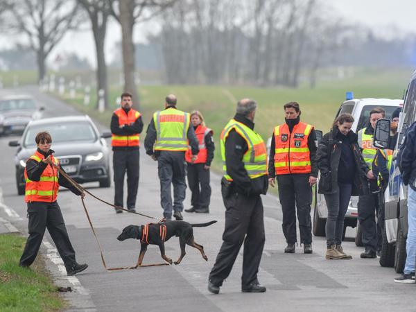 Am Donnerstag suchte die Polizei mit Spürhunden nach der vermissten Rebecca an einer Landstraße nahe dem Scharmützelsee bei Diensdorf-Radlow im Landkreis Oder-Spree. 