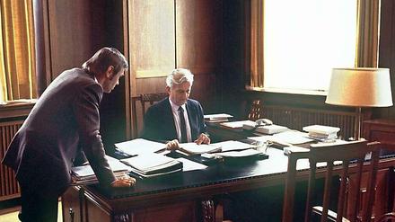 Richard von Weizsäcker an seinem Schreibtisch im Rathaus Schöneberg im August 1981.