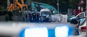 Einsatzkräfte der Polizei stehen am Zugang zu der Baustelle in Berlin-Friedrichshain, auf der eine 500 Kilogramm schwere Bombe gefunden wurde. 