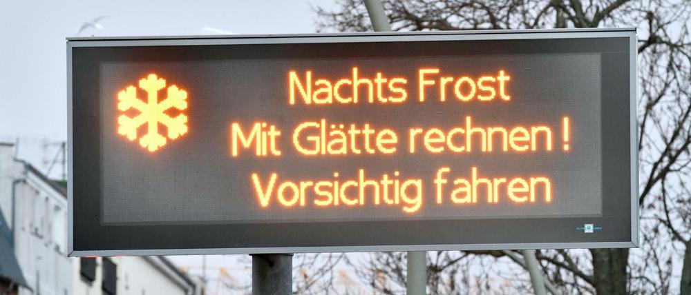 Auf den Straßen kann es an Heiligabend glatt werden. Davor warnt der Deutsche Wetterdienst. 