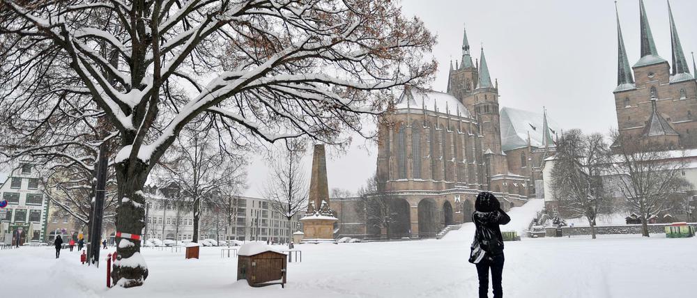 Schnee liegt auf dem Domplatz vor Mariendom und Severikirche in Erfurt.