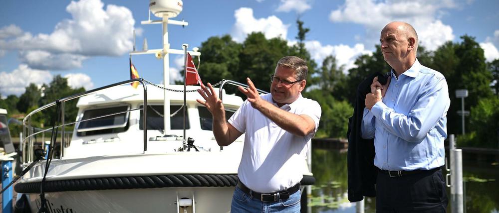 Ministerpräsident Dietmar Woidke (SPD) war am Mittwoch auf Wassertourismus-Tour - hier mit Liebenwaldes Bürgermeister Jörn Lehmann.