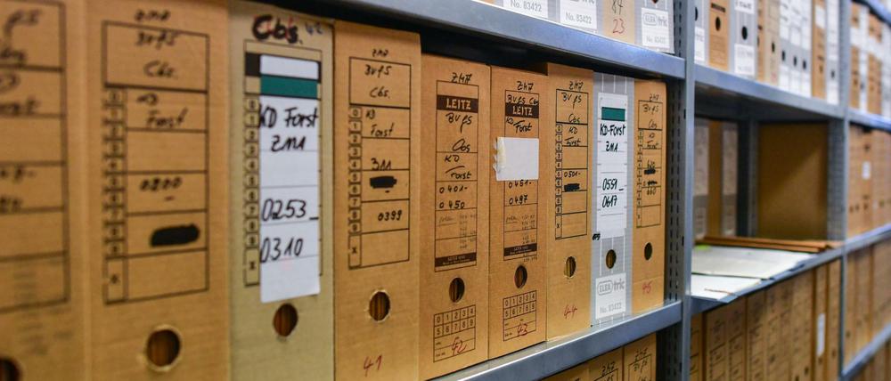 Viele Akten stehen in einem Magazinraum in Brandenburgs Stasi-Unterlagenbehörde in Frankfurt (Oder).