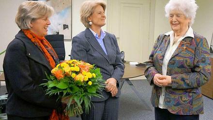 Bundesverdienstkreuzträgerin Marianne Schmidt (rechts) mit Staatssekretärin Barbara Loth (Mitte) und Ute Freifrau von Rechenberg, Präsidentin des Zonta Clubs Berlin.