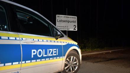 Wegen eines Polizeieinsatzes ist die A10 in der Nacht zwischen Ferch und Michendorf in beide Fahrtrichtungen gesperrt worden.