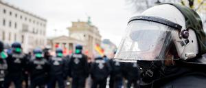 Großaufgebot: Die Berliner Polizei bereitet sich auf einen schwierigen Einsatz am Mittwoch im Regierungsviertel vor.