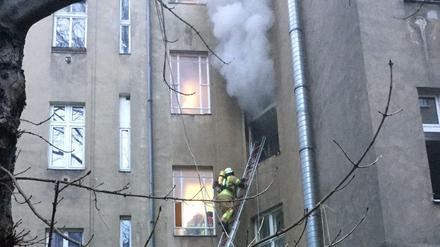 Die Wohnung war so zugemüllt, dass die Feuerwehr von außen angreifen musste. 