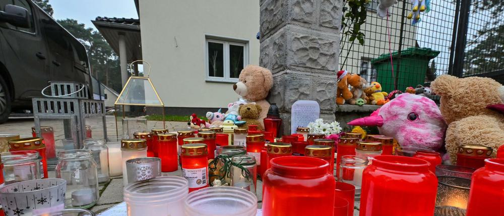 Viele Kerzen brennen vor auf einem Gehweg vor einem Einfamilienhaus in einem Ortsteil der Stadt Königs Wusterhausen.