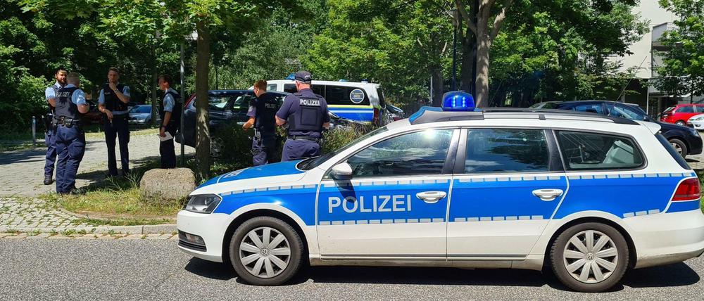 Zugriff in der Villengegend: Polizeifahrzeuge stehen in Wannsee in der Nähe zur Stadtgrenze zu Potsdam.