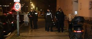 Polizisten stehen an einem Haus in Schöneberg. Dort war es in einem Innenhof zu einer Explosion gekommen. 