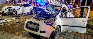 Zwei Autos stehen nach einem Zusammenstoß in Stuttgart am Straßenrand, bei dem zwei Menschen ums Leben gekommen sind (Archivbild). 