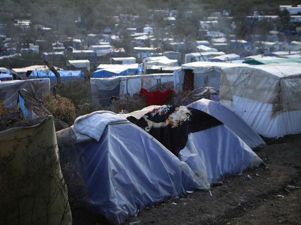 20000 Menschen in Zelten, Hütten und unter Planen. „Wir schaffen eine kranke Bevölkerung“, sagt eine Mitarbeiterin von Ärzte ohne Grenzen.