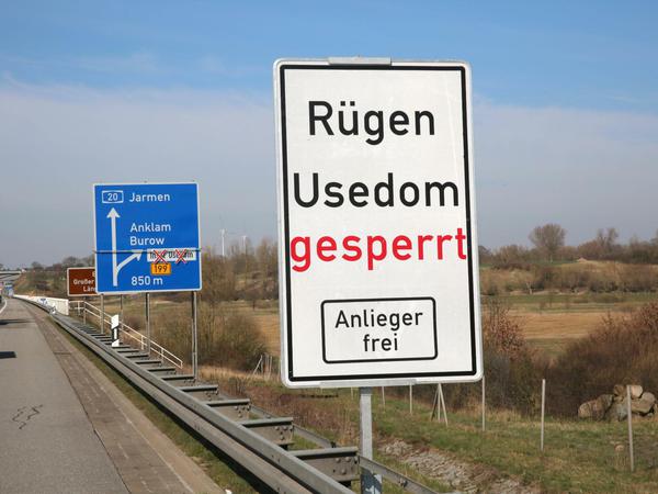 Klare Ansage: Ein Schild an der A20 unweit von Burow im Landkreis Mecklenburgische Seenplatte.