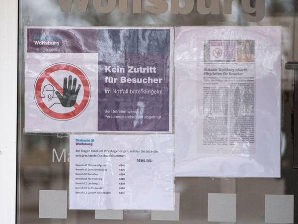 "Kein Zutritt für Besucher" steht auf einem Blatt am Eingang des Hanns-Lilje-Heim in Wolfsburg.