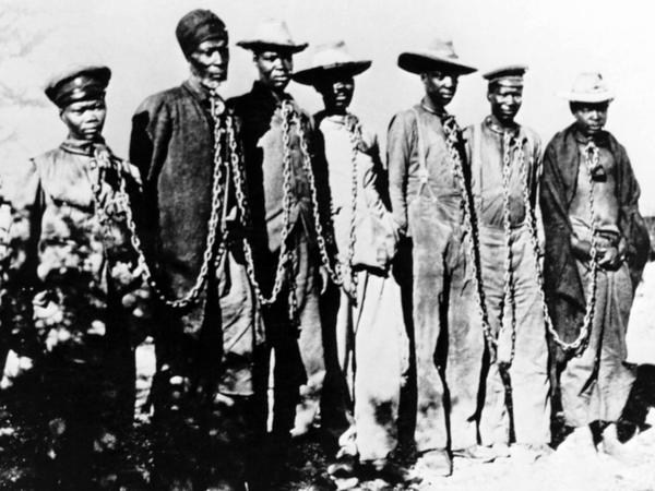 Von Deutschen gefangene Herero im Jahr 1904.