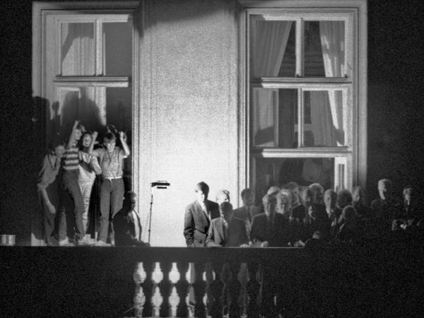 Der damalige Außenminister Hans-Dietrich Genscher (unter dem Fensterkreuz rechts) am 30. September auf dem Balkon der Botschaft.