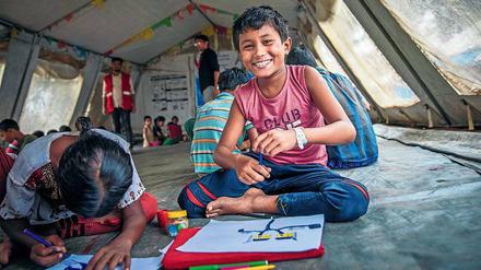 „Kinderfreundliche Räume“, wie hier in Bangladesch, vermitteln ein Gefühl von Normalität und Geborgenheit. Dort können die Jungen und Mädchen spielen, basteln oder in Ruhe lernen.