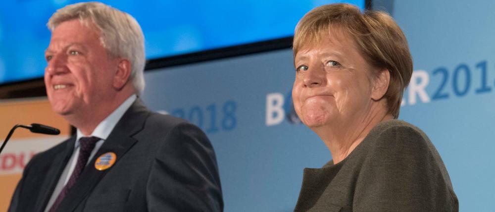 Auftritt als Büßerin. Bundeskanzlerin Angela Merkel in Hessen mit Volker Bouffier.