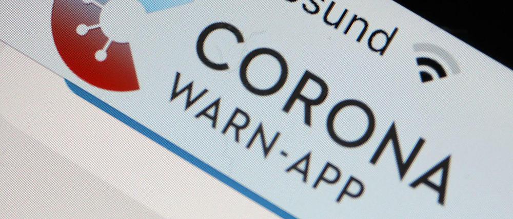 Jetzt herunterladen: Die offizielle Corona-Warn-App ist auf einem Smartphone zu sehen, darüber steht #BleibGesund». 