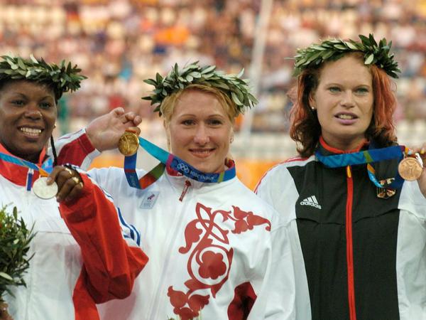 Irina Korscharenko (Mitte) war 2004 gedopt, Kleinerts Bronzemedaille wurde zu Silber, Yumileidi Cumba (l.) aus Kuba wurde nachträglich Olympiasiegerin.