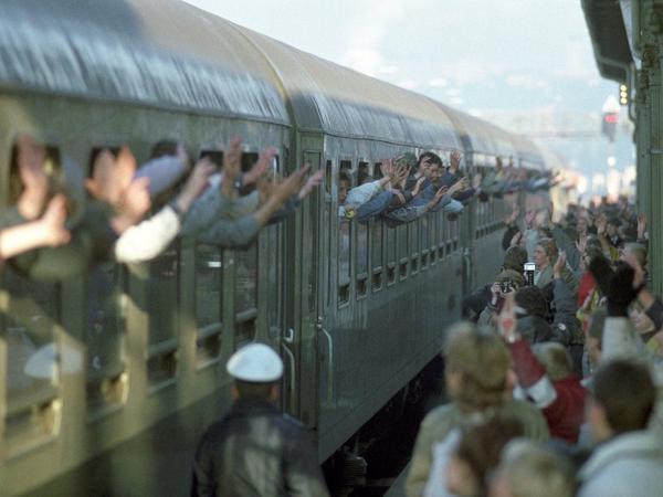 Knapp 800 DDR-Übersiedler aus Prag werden am 5. Oktober 1989 auf dem Bahnhof im bayerischen Hof begeistert empfangen.