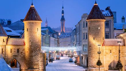 Durch das Viru-Tor gelangen Touristen in Tallinns Altstadt.