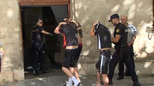 Polizisten führen die Verdächtigen im Fall einer Gruppenvergewaltigung zum Termin mit dem Haftrichter auf Mallorca.