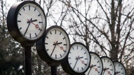 Zeitumstellung 2022: Die Uhren der Installation "Zeitfeld" in Düsseldorf von Klaus Rinke zeigen die Zeit.