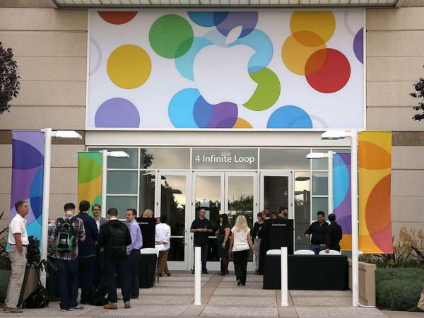 Vor dem Apple-Campus in Cupertino, Kalifornien, sammeln sich schon die Gäste für die Präsentation.