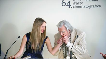 Alter schützt vor Jugend nicht. Regisseur Cédric Rovère (Michael Lonsdale) küsst der jungen und ambitionierten Schauspielerin Gloria (Déborah François) die Hand. Ihr gemeinsamer Film ist bei den Internationalen Filmfestspielen von Venedig nominiert. 