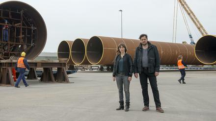 König (Anneke Kim Sarnau, links) und Bukow (Charly Hübner) ermitteln in "Sturm im Kopf" in einem Windkraftwerk.