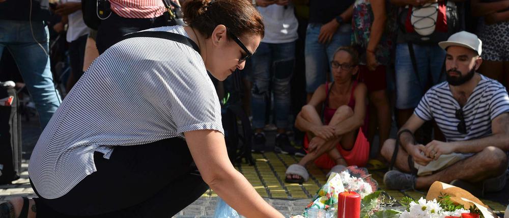 Am Tag nach dem Terroranschlag in Barcelona gedenken die Menschen den Opfern des Angriffs.