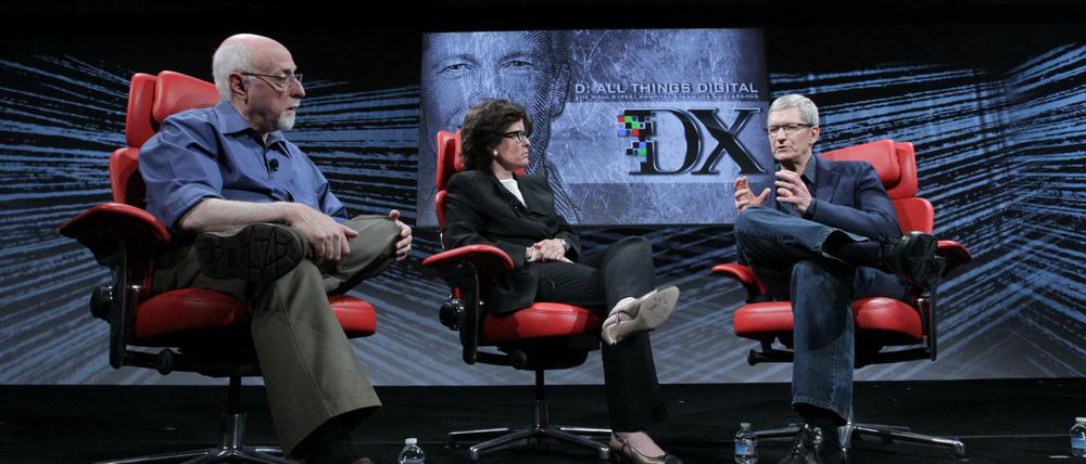 Walt Mossberg (links) gehört zu den einflussreichsten Technologie-Journalisten in den USA. Zusammen mit Kara Swisher (Mitte) hat der die Konferenz "D: All Things Digital" gegründet, wo mächtige Unternehmenslenker wie Tim Cook von Apple Rede und Antwort stehen. 