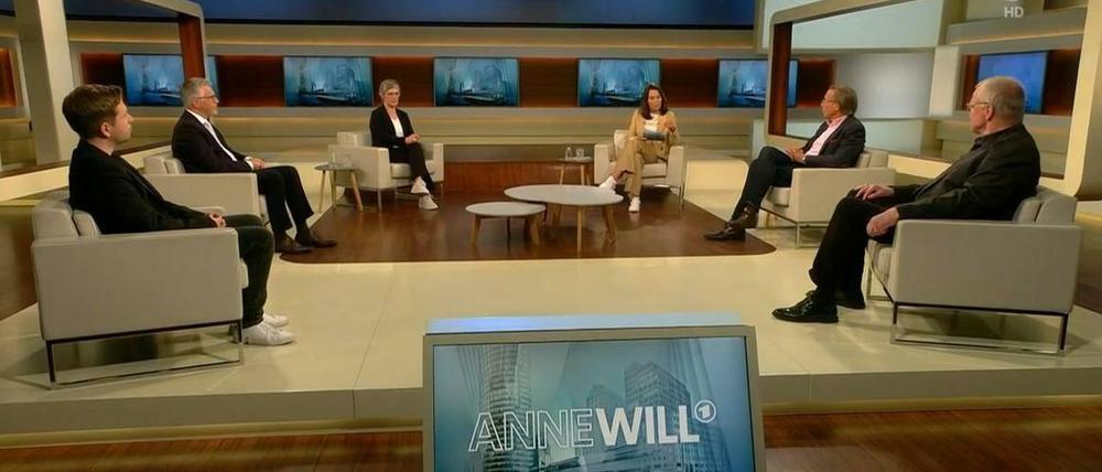 Anne Will und ihre Gäste diskutieren über Waffenlieferungen an die Ukraine. 