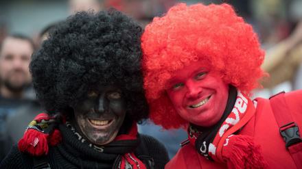 Auch Fußballfans können Karneval friedlich und fröhlich feiern.