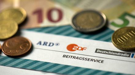 Aktuell muss jeder Haushalt 17,50 Euro pro Monat für ARD, ZDF und Deutschlandradio zahlen