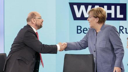 Da waren sie so freundlich zueinander. Die CDU-Parteivorsitzende und Bundeskanzlerin Angela Merkel und der SPD-Parteivorsitzende und Kanzlerkandidat Martin Schulz vor der "Berliner Runde"