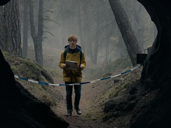 Eine dunkle Höhle in einem düsteren Wald. Das ist die Welt der Netflix-Serie "Dark".