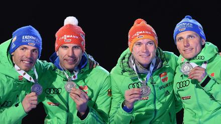 Da lacht das Zuschauerherz, wenn deutsche Biathleten - Simon Schempp v.l.n.r.) Arnd Peiffer, Benedikt Doll und Erik Lesser - Medaillen gewinnen.