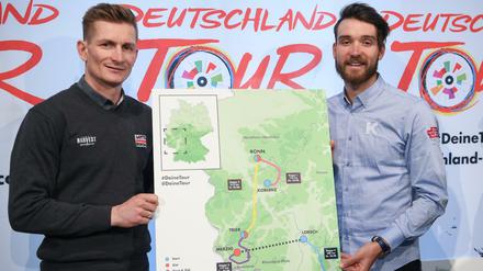 Neuanfang: Die Radprofis André Greipel (li.) und Rick Zabel präsentieren den Streckenverlauf der Deutschland Tour. 
