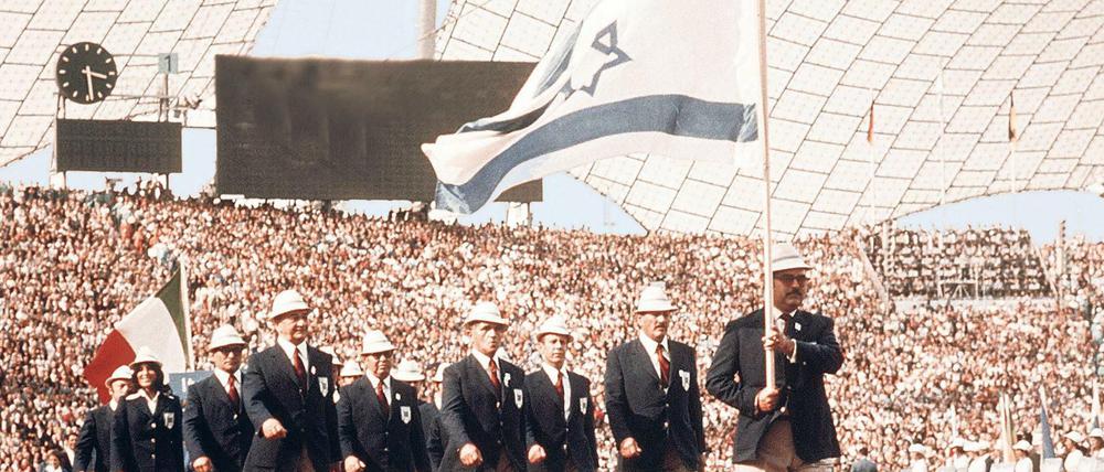 Einzug der israelischen Olympia-Mannschaft von 1972. Der Mossad wollte die deutsche Polizei bei der Befreiung der Geiseln beraten, doch die zeigte sich überfordert. 
