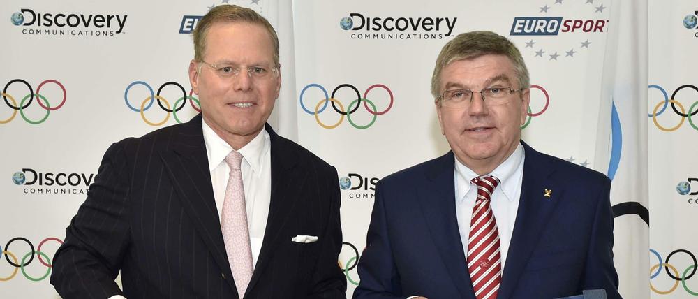 Neue Partner: Discovery-Chef David Zaslav (links) and IOC Präsident Thomas Bach mit dem Vertrag über die Medienrechte an den Olympischen Spielen 2018-24.